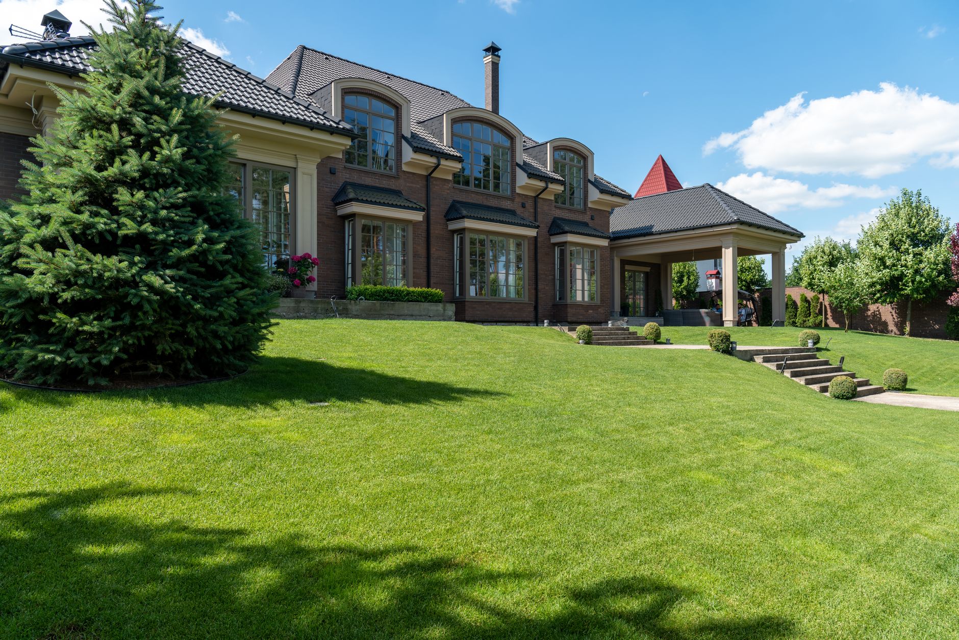 Beautiful maintained lawn by Oscar Argueta Lawn Service